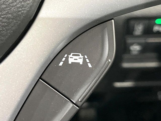 【車線逸脱抑制機能】高速道路走行時、車線からはみ出しそうな時にステアリングを制御し車線内を走行する様にアシスト。より安全な運転をサポートしてくれます！