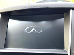 【メーカー純正ナビ】インテリアに溶け込むスタイリッシュな「専用設計」メーカーナビを装備♪視認性や操作性など基本性能にも優れ、より上質なカーライフをお楽しみいただけます。