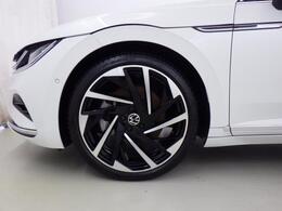 純正20インチアルミホイール：輸入車ならではの卓越した走りを支えるホイールと足回りです！日本車の走りに慣れている方にもぜひ体感して頂きたい程高いレベルでまとまっています。