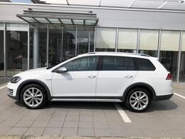 シルバールーフレール装着。サイドシルやホイールハウステンションなどSUVらしい専用装備の数々☆