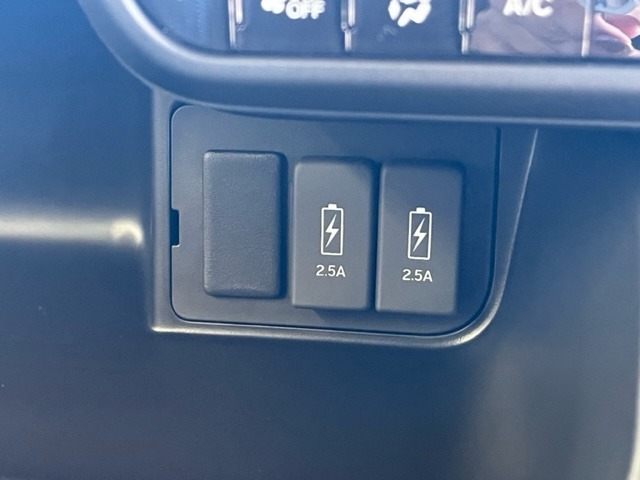USBがついているのでスマホによる音楽再生や長距離ドライブでバッテリーの残量が減ってしまった時、移動時間に車内で充電することができるのでとても便利です。