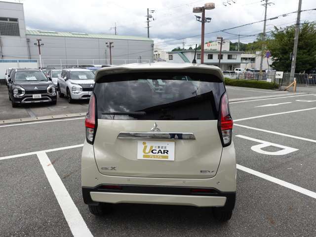 雨の日の車庫いてはリアワイパーを動かし視界を確保