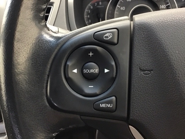 ステアリングスイッチ付きでハンドルを握ったまま、目を離さずカーオーディオを操作することができます。