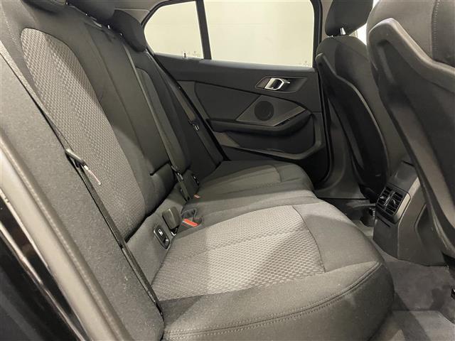 LIBERALAでは多種多様の車種をご用意させていただいております。お客様がご納得いくまで、そのお車の持つ特性を五感すべてで感じ取っていただける場をご提供します。