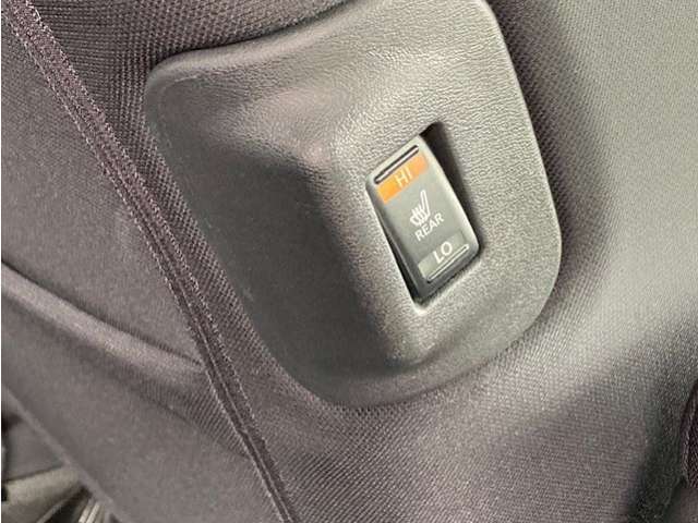 後部座席用のシートヒーターも搭載しています。