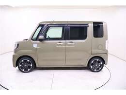 オフビートカーキメタリック色のボデーカラーに純正のアルミホイールがマッチしています。