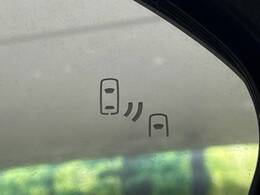 【ブラインドスポットモニター】走行中、ドアミラーの死角になりやすい箇所に後続車が接近するとサイドミラーのレンズに警告を表示！ドライバーに注意喚起をしてくれます。