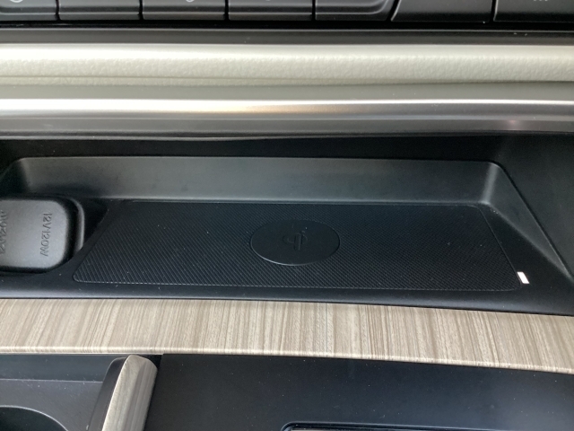 ワイヤレス充電器(Qi)も装備されてます。