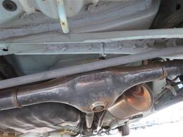 4WD車ですので多少使用による錆は見受けられますが、フロアなどに腐食などはなく比較的綺麗な状態です。錆の浸食が少ない車両だと、マフラーなどを初めとする部品の腐食も少なく、消耗品が少なく済みますよ？