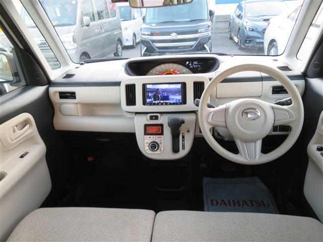 【インパネ全体】内装は汚れが目立ちにくいベージュとグレー色が施されております