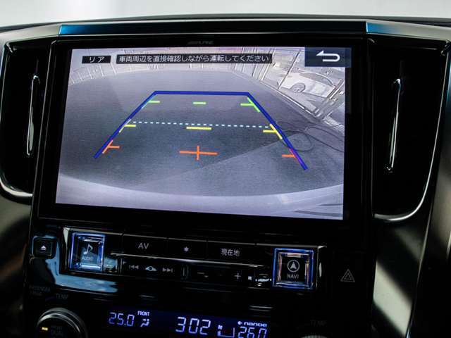 ギアをバックに入れると自動的に切り替わる優れものです。鮮明なカメラ画像にて車庫入れをサポートしてくれます。