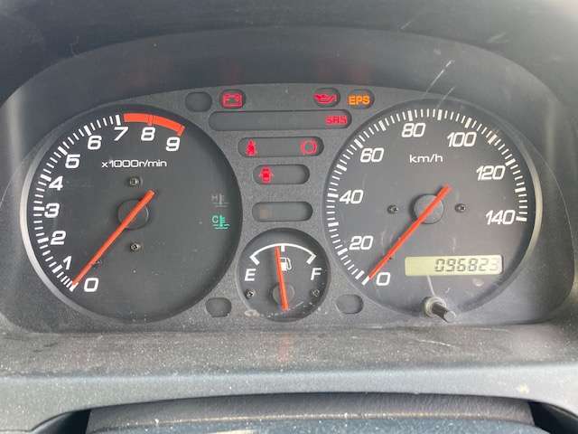 距離は96000km。　タイミングベルトをはじめ、ヘッドを降ろしてヘッドガスケットも保全交換済みです。　もう安心です。