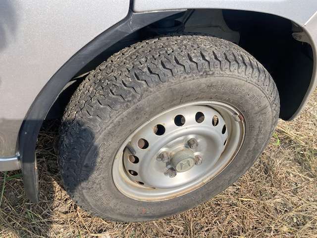 タイヤの山もまだまだあります。