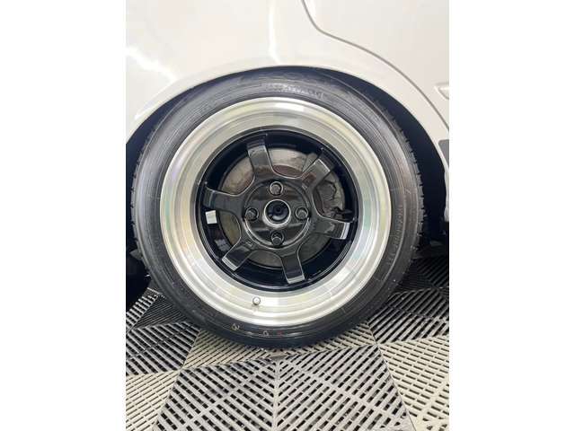 白い車体にメッキリム、スポークは黒でカラーコーディネートもばっちり！！