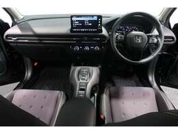 ドライバーを包み込むように、ディスプレーやスイッチ、コンソールを配置。座った瞬間から運転への期待が！空間そのものの心地よさにこだわっています。