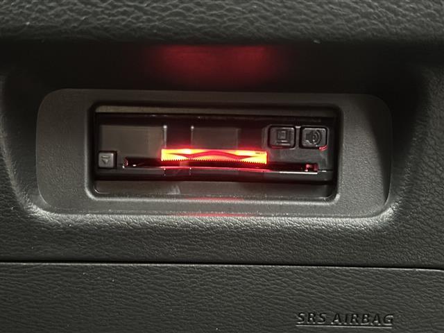 【ETC】有料道路を利用する際に料金所で停止することなく通過できる、ETC車載器（ノンストップ自動料金収受システム機器）が装備されています。セットアップを行うことで利用可能になります。