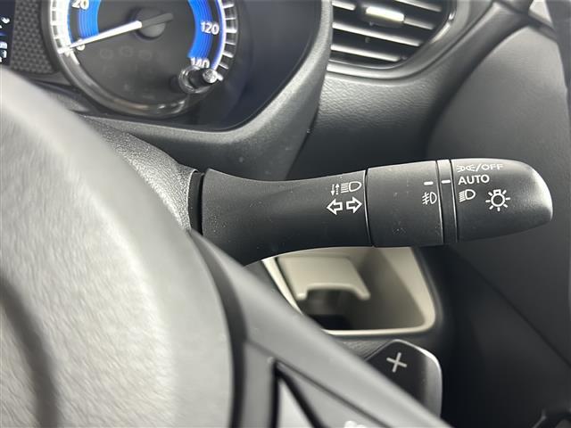 【オートライト（AUTO）】外の明るさをシステムが感知して、自動でヘッドライトが点灯します！ヘッドライトをつけ忘れを防ぐ便利機能です。