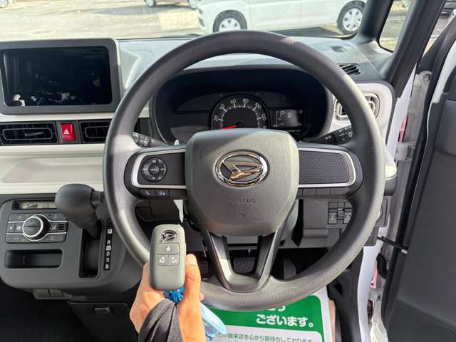 オートエアコン標準装備です。簡単操作で車内が設定した温度になるまで風量、吹き出し口を自動的に調整してくれます。いつでも快適な運転が楽しめます。