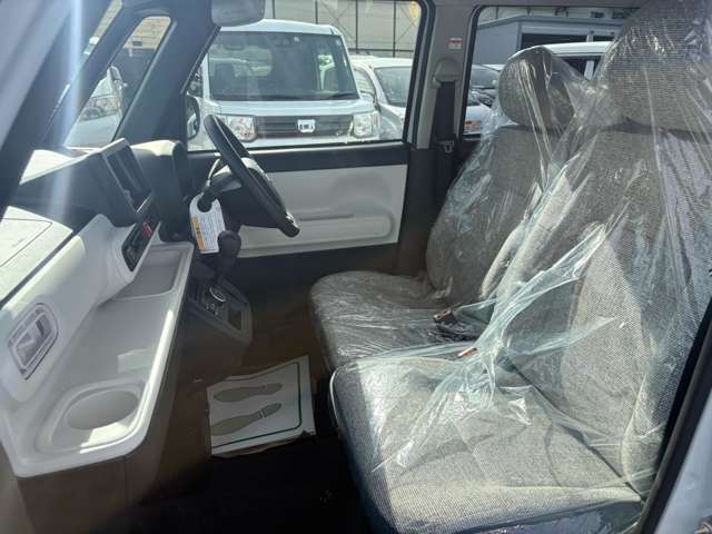 リアシートは分割式になります。ワンタッチでフラットにも出来ますのでお荷物が多い時等はフルフラットにして積む事も可能です。