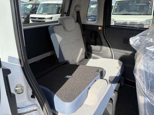 スマートキー標準装備です。車に近づいてリクエストスイッチを押せばドアの開閉ができます。更にエンジンの始動もカギを挿さずに出来ます。防犯面でも安心に繋がります。