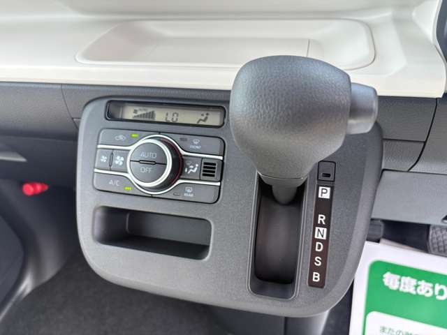 プッシュスタート標準装備です。カギを挿さずにエンジンの始動からドアの開け閉めまで出来てしまうスマートキーの仕様になっている為、カギを探す手間がありません。