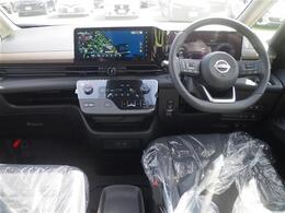 【プロパイロット】高速走行にて車線中央走行、車間距離調整、前走車に合わせたSTOP＆GOを車が支援！アクセル、ブレーキ、ステアリング操作をサポートしてくれます！