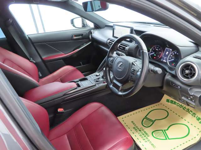 運転席の状態はシート脇にすこしスレがあるもののとても良い状態です♪