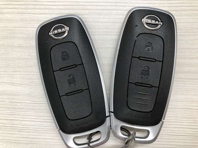 【 インテリジェントキー 】 キーを持っていればエンジン始動でき、ドアノブのボタンで車の鍵の開錠と施錠もできます。キーを取り出す手間がなくなります。