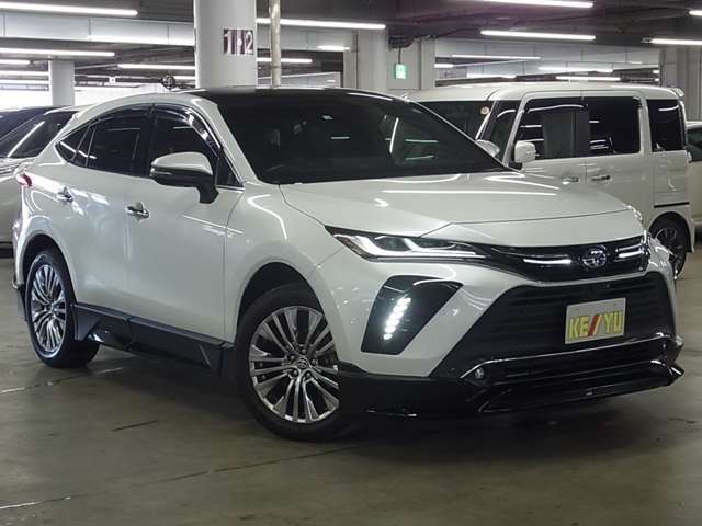 雨が降ってもゆったりと車選びができる全天候型立体展示場！エスカレーター完備！