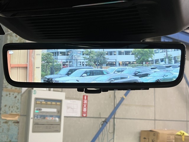 【クリアサイトインテリアリアビューミラー】 モニター映像で工法が確認できるルームミラーは視野角が広く設計されております。