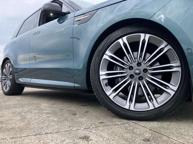 【ホイール メーカーOP ￥148,000-】23インチ スタイル1075（グロスダークグレイ、コントラストダイヤモンドターンドフィニッシュ）を装備しております。