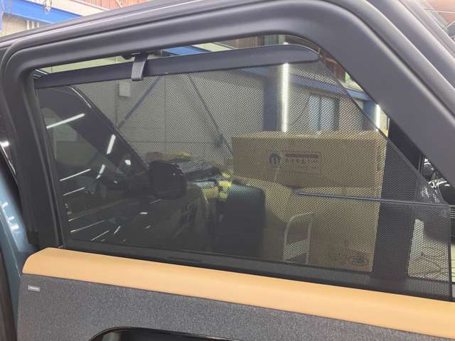 【サンシェード メーカーOP ￥40,000-】マニュアルリアガラス用サンシェード付きで日差しの強い日も快適にお乗りいただけます。細部にまでランドローバーのこだわりが見受けられます。