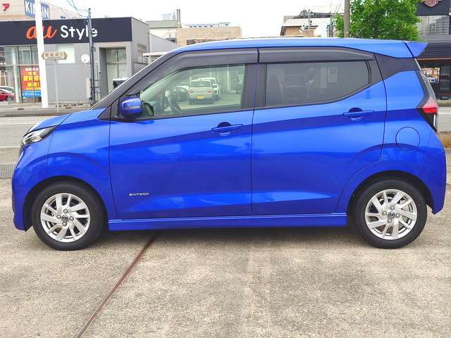【届出済未使用車とは】自動車の分類では「新車」「中古車」この2種類しかありません。走行距離が100km未満かつ初度登録または初度届出された車両を「届出済未使用車」と呼んでいます。