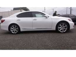 拡大してよく見てください！凹みも無く、目立つキズも無く、とても綺麗な外装です。