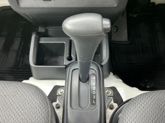 WECARSの展示場では実際に見て、触ってお車をお選びいただけます！知識の豊富な営業スタッフが様々なカーライフをご提案いたします！