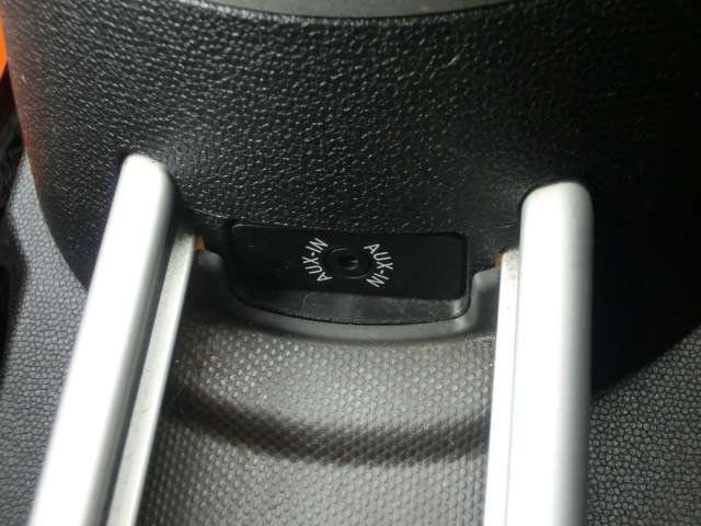 ☆AUXポート付きなのでスマートフォンの音楽なども聴くことが出来ます☆