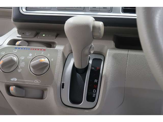 インパネシフトだから視線の移動も少なく足元もスッキリ♪運転席もゆったりしているのでゆとりを持ってドライブできますね！