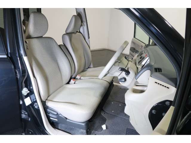 フロントシートはベンチシートタイプ♪　センターには格納式アームレストも付いています！！室内空間は広々で移動も楽々です♪狭い駐車空間など助手席ドアから出たい時にも大変便利ですよ♪