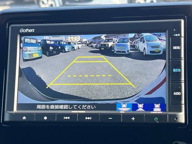 【バックカメラ】駐車時に後方がリアルタイム映像で確認できます。大型商業施設や立体駐車場での駐車時や、夜間のバック時に大活躍！運転スキルに関わらず、今や必須となった装備のひとつです！