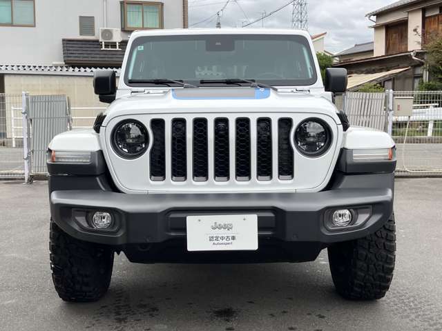 「どこにでも行ける。何でもできる。」Jeepに息づく自由の精神はその素晴らしい性能で、Jeepだから辿り着ける未知なる世界へ誘い心と身体を開放します。