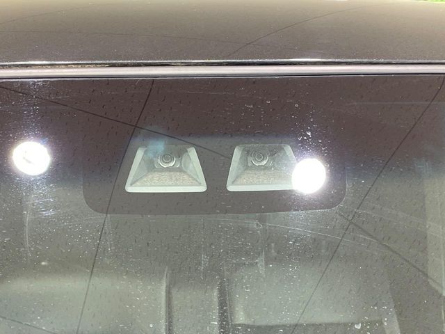 【スマートアシスト】走行中に前方の車両等を認識し、衝突しそうな時は警報とブレーキで衝突回避と被害軽減をアシスト。より安全にドライブをお楽しみいただけます。