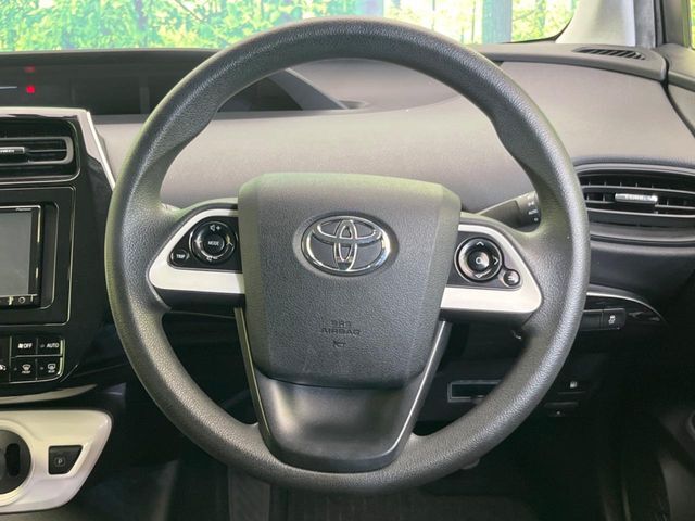 インテリアに合わせたデザインのステアリングは、運転される方のことも考え、運転しやすい形状、大きさです。是非一度、実際に触ってお確かめください。