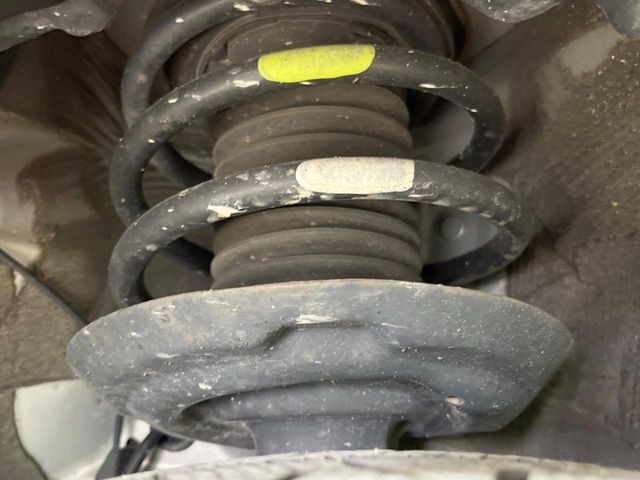 お車を安心してお乗りいただく為には、足回りの定期点検が欠かせません。サービスサポート（有償保証）では無料点検もご提供しており、安心のカーライフをお過ごしいただけるサポート体制が整っています。