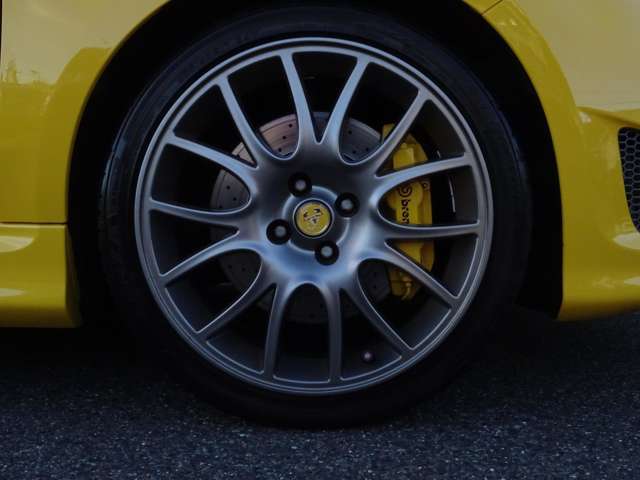 そしてホイール、トリブートフェラーリ専用のホイール、センターには黄色いサソリが構え、ホイールの奥には高性能ブレーキキャリパー”brembo”があなたを待ち構えている！