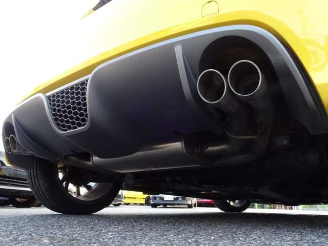 そしてABARTH595、695を検討中の方にとって特に気になるマフラーは・・・もちろん痺れるサウンドの”RECORD　MONZA”です！
