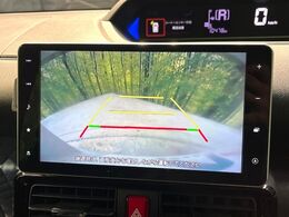 【バックカメラ】駐車時に後方がリアルタイム映像で確認できます。大型商業施設や立体駐車場での駐車時や、夜間のバック時に大活躍！運転スキルに関わらず、今や必須となった装備のひとつです！
