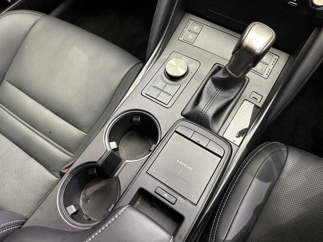ご遠方の場合でも、下取り車両の金額を概算でお出しすることは可能でございます。車検証をお手元に、走行距離をご確認の上お問い合わせくださいませ。