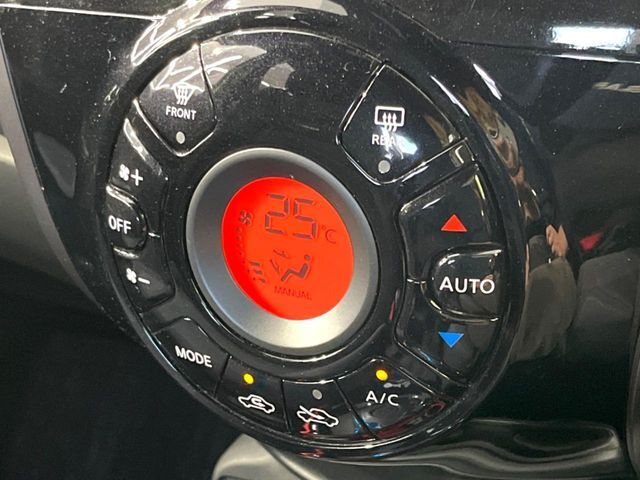 【オートエアコン】一度お好みの温度に設定すれば、車内の温度を検知し風量や温度を自動で調整。暑い…寒い…と何度もスイッチ操作をする必要はありません。快適な車内空間には必須の機能ですね♪