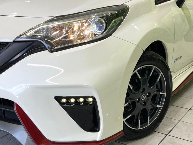 【LEDヘッドライト】悪天候や夜間走行時も良好な視界を確保し安心して運転できる高輝度LEDヘッドライトを装備！点灯速度が早く、消費電力も抑えられています。