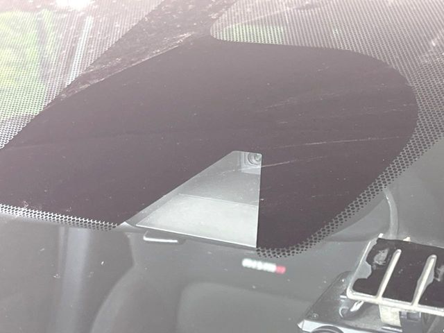 【エマージェンシーブレーキ】走行中に前方の車両等を認識し、衝突しそうな時は警報とブレーキで衝突回避と被害軽減をアシスト。より安全にドライブをお楽しみいただけます。